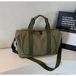 Détail du sac de voyage en nylon vert armée avec poignées renforcées et logo