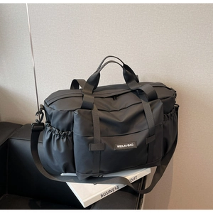 Détail du sac de voyage noir avec plusieurs poches et tissu durable avec logo tissé