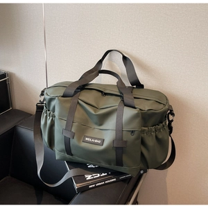 Vue détaillée du sac de voyage vert olive avec poche zippée et poche latérale à cordon