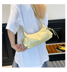 Dettaglio della borsa hobo con texture lucida effetto stropicciato e nappa