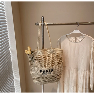 Detalle del bolso tote de malla tejida de estilo francés con letras de París