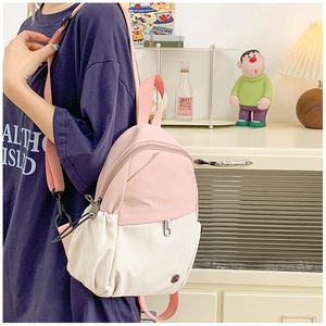 Détails du sac à dos en toile rose et beige imperméable avec plusieurs poches utiles