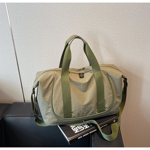 Détail du sac de sport en nylon vert olive avec bandoulière réglable et deux poignées