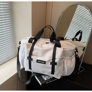 Détail du sac de voyage en nylon blanc avec sangles noires et bandoulière réglable
