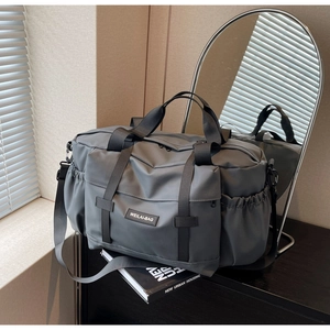 Sac de fitness gris foncé grande capacité avec bandoulière réglable en décor urbain