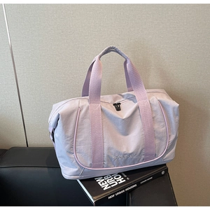 Détail du sac de voyage lilas avec tissu plissé imperméable et anse tissée