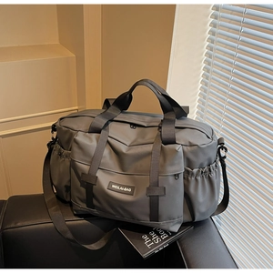 Détail d'un grand sac de voyage gris avec texture étanche et sangles renforcées