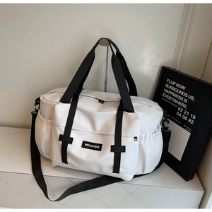 Détail du sac de sport blanc avec sangles noires et logo WEILAI-BAG sur le devant