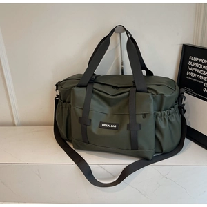 Détail du sac de sport étanche vert foncé avec poche logo et poche latérale à cordon
