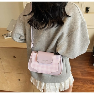 Détail du sac bandoulière à carreaux lilas avec rabat en cuir et bandoulière réglable