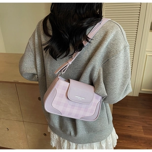 Détail du sac bandoulière à carreaux lavande avec rabat en cuir et sangle réglable