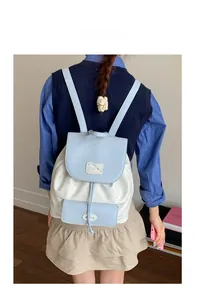 Détail du sac à dos patchwork bleu clair avec patch chat mignon et cordon de serrage