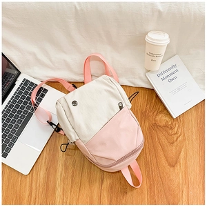 Détail du sac à dos étanche en nylon avec sangles roses sur un fond de style de vie chaleureux