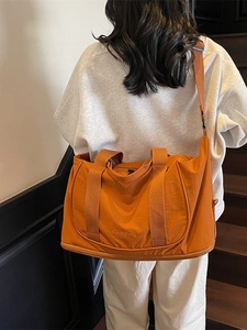 Grand sac de voyage caramel avec compartiment chaussures présenté dans un décor intérieur