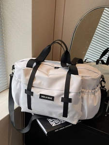 Grand sac de voyage blanc avec bandoulières noires pour le sport et les déplacements courts