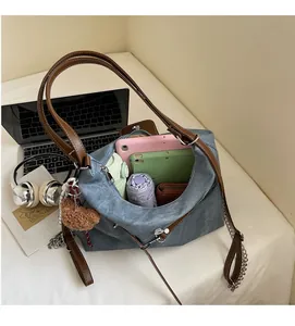 Innenansicht der blauen Canvas-Tasche mit großem Fassungsvermögen und Utensilien
