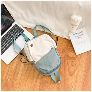 Vue à plat d'un petit sac à dos crème et bleu avec ordinateur et café pour le quotidien