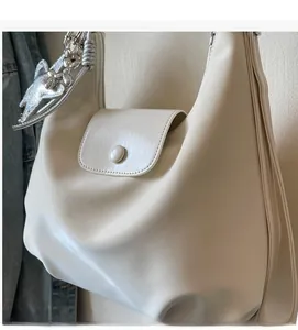 Détail du sac hobo blanc crème avec pendentif étoile argenté et bandoulière chaîne