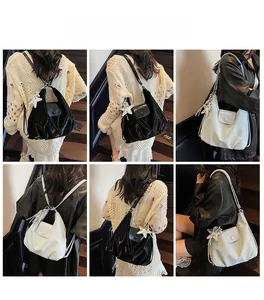 Détail du sac plissé chic avec breloque étoile argentée en trois coloris variés