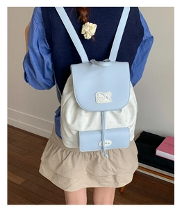 Mannequin portant un sac à dos contrasté bleu et blanc avec motif de chat et d'oursons