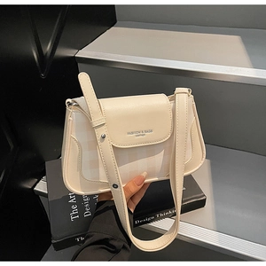 Détail du sac à bandoulière blanc crème avec texture en damier et sangle en cuir réglable
