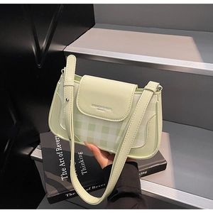 Détail du sac sous l'aisselle vert menthe avec motif à carreaux et sangle réglable