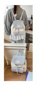 Détail du sac à dos bleu clair avec un patch de chat mignon et fermeture à cordon