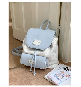 Détail du sac à dos contrasté avec écusson chat mignon et motifs ours à fleurs