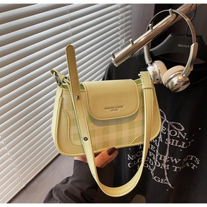 Détail du sac bandoulière vert clair avec motif à damier et sangle en PU réglable