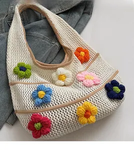 Détail des fleurs au crochet faites à la main et de la texture de ce sac blanc cassé