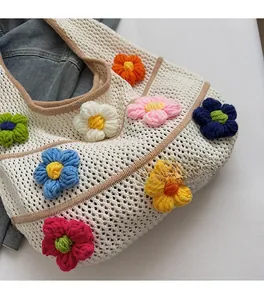 Détail des fleurs au crochet 3D sur le sac fourre-tout tissé beige à texture maillée