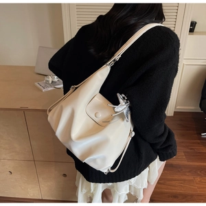Détail du sac fourre-tout crème en cuir avec pendentif étoile argenté et boucle ronde