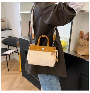 Bolso tote de lona en contraste con cuentas de madera mostrado en ambiente de estilo