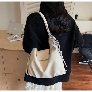 Détail du sac hobo blanc crème avec pendentif étoile argentée et décoration de corde