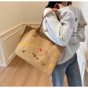 Détail d'un grand sac cabas marron avec motif chat et inscription I LOVE MOM brodée