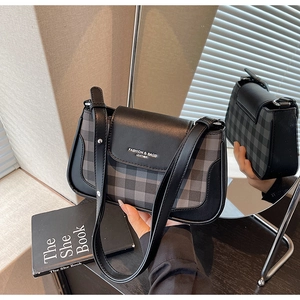 Détail du sac bandoulière minimaliste en cuir avec tissu à carreaux gris et bandoulière