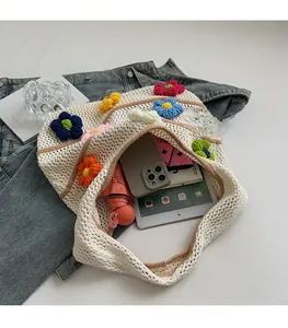 Intérieur spacieux du sac cabas en maille beige avec fleurs 3D contenant tablette et mobile