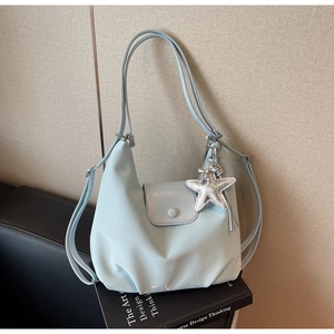 Détail du sac hobo bleu clair avec breloque étoile argentée et boucle ajustable