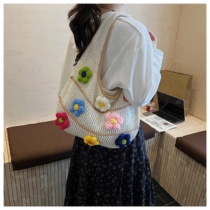 Détail du sac cabas en crochet blanc avec fleurs 3D multicolores en situation de vie