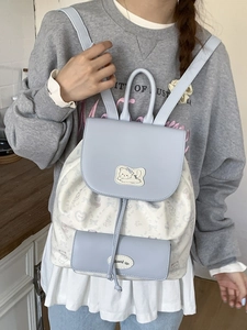 Sac à dos bicolore bleu clair et crème avec écusson chat mignon et motif d'ours
