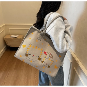 Détail du sac cabas en toile grise avec doubles anses et imprimé de chat mignon