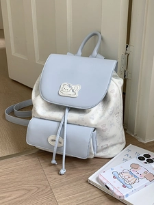 Sac à dos étudiant bleu clair au design minimaliste avec motifs d'ours et rabat