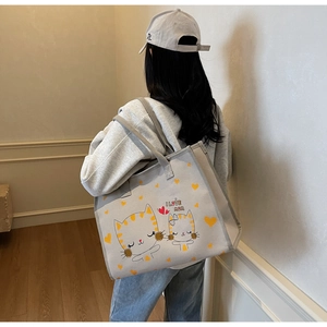 Détail d'un sac cabas en toile gris clair avec un chat de dessin animé et I LOVE MOM