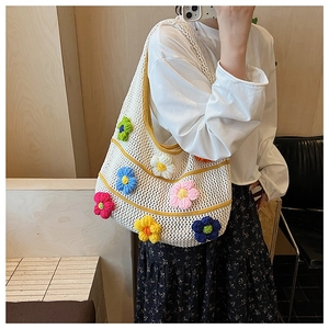 Détail du sac cabas blanc tricoté avec fleurs au crochet 3D et texture ajourée