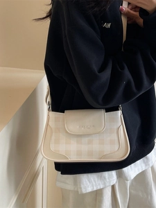 Sac à bandoulière minimaliste à damier crème avec sangle réglable et lettrage frontal