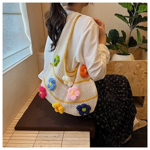 Détail du sac cabas blanc ajouré orné de fleurs au crochet 3D colorées et bordures