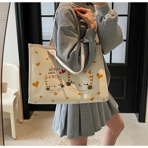 Détail du sac cabas en toile blanc cassé avec imprimé de chats mignons et cœur