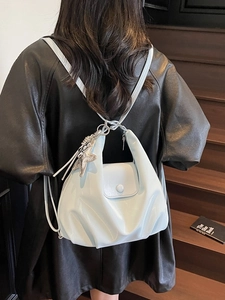 Sac fourre-tout en cuir verni bleu clair avec texture plissée et étoile argentée