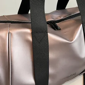 Detail der lila wasserdichten Reisetasche mit Satin-Stoff und feiner Verarbeitung