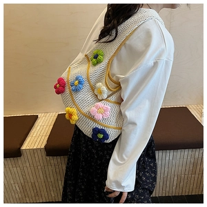 Détail d'un sac cabas au crochet fait main avec fleurs 3D colorées et maille ajourée